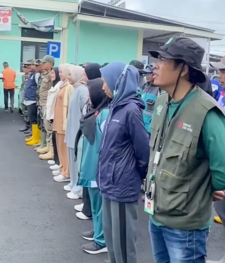 um-at-bersih-di-lingkungan-kantor-kecamatan-pangalengan-dan-di-sepanjang-jalan-protokol-desa-pangalengan